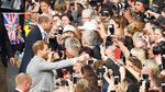 Semringahnya Pangeran Harry Sapa Warga Jelang Royal Wedding