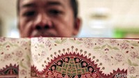 Seorang pengurus Jakarta Islamic Centre memperlihatkan Kitab Suci Alquran motif budaya Betawi di perpustakaan Jakarta Islamic Centre, Jakarta Utara, Kamis (17/5) lalu.