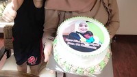 Yang ini pose Soraya bersama putra pertamanya sambil memegang kue ulang tahun. Uniknya ada foto Soraya yang tercetak di atas kue ulang tahunnya. Foto: instagram @sorayalarasat1