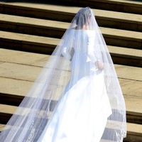 Gaun putih dengan kerah sabrina tersebut merupakan rancangan desainer Inggris, Clare Waight Keller, yang merupakan creative director Givenchy. Foto: Reuters