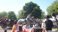 Mereka menyapa warga dan fans di Windsor, Inggris.