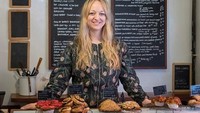 Pembuat kue asal Amerika, Claire Ptak, pemilik toko kue Londons Violet menjadi kepala pembuatan kue pernikahan Pangeran Harry dan Meghan Markle. Kue buah selalu identik dengan kue pernikahan Kerajaan Inggris, kali ini kue pernikahan Pangeran Harry dan Meghan Markle hanya terbuat dari buah lemon yang dilapisi krim mentega dan dihias dengan bunga segar. Alasannya, buah-buahan bahan pembuat kue buah tumbuh musiman sehingga mereka lebih memilih buah lemon yang mudah didapat. Victoria Jones/Getty Images.