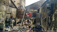 Ketua RT 02/05 Toni mengatakan, api berasal dari kompor gas di area dapur rumah makan padang tersebut. Awalnya asap muncul sekitar pukul 08.30 WIB. Foto: Carlo Venansius Homba/detikcom