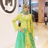 Rizqita yang masih berusia 17 tahun ini mahir menari tradisional. Tampil mengenakan kebaya khas Jawa Barat, ia siap menampilkan bakat tari jaipong. Kini ia masih duduk di bangku SMA 6 Jakarta. Foto: Silmia Putri/Wolipop