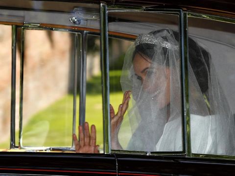 Meghan Markle Cantik Bergaun Pengantin Putih dan Pakai Tiara
