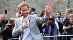 Semringahnya Pangeran Harry Sapa Warga Jelang Royal Wedding