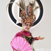 Saat audisi, sebaiknya peserta total berpenampilan sesuai bakat yang ditampilkan. Misalnya seperti wanita bernama Dona ini, yang memakai kostum dengan aksesori kepala berukuran besar. Pegawai BUMN itu menampilkan bakatnya menari kontemporer dan berpuisi. Foto: Alissa/Wolipop