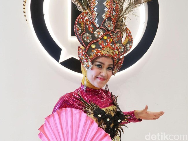 Saat audisi, sebaiknya peserta total berpenampilan sesuai bakat yang ditampilkan. Misalnya seperti wanita bernama Dona ini, yang memakai kostum dengan aksesori kepala berukuran besar. Pegawai BUMN itu menampilkan bakatnya menari kontemporer dan berpuisi. Foto: Alissa/Wolipop