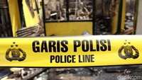 Garis polisi dipasang di lokasi kebakaran.