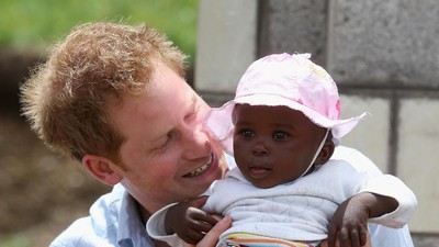 Luwes Menggendong Anak, Pangeran Harry Sudah Cocok Jadi Ayah