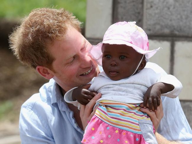 Luwes Menggendong Anak, Pangeran Harry Sudah Cocok Jadi Ayah