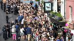 Semringahnya Pangeran Harry Sapa Warga Jelang Royal Wedding