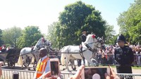 Setelah resmi menikah, Pangeran Harry dan Meghan Markle berparade dengan kereta kuda.
