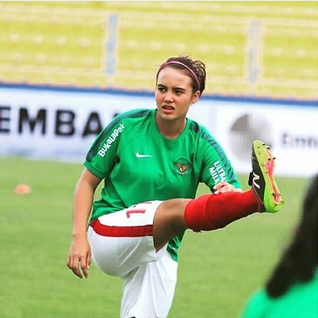 Wanita yang berposisi sebagai pemain belakang ini memang bercita-cita sejak kecil untuk menjadi pesepakbola.  Foto: Instagram/@portia.fischer