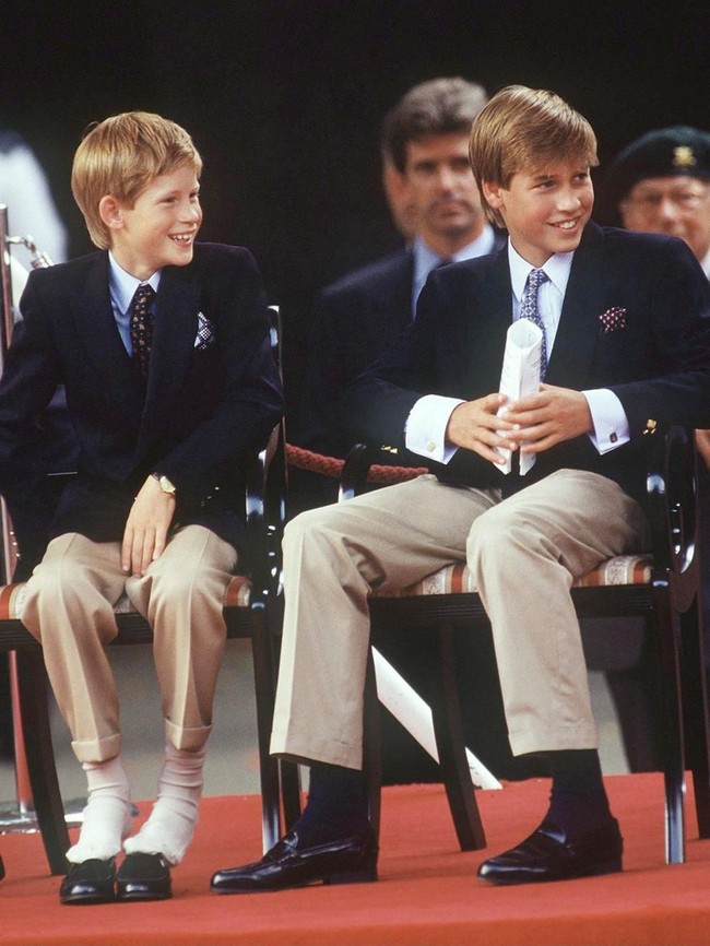 Kedua kakak beradik ini sudah menuju remaja. Saat itu, usia Pangeran Harry sekitar 10 tahun dan William 12 tahun.  Foto: Istimewa