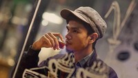 6. Pernah mendapat pujian Imam Besar Masjidil Haram, Syekh Adel Al Kabani. Muzammil yang berasal dari Aceh ini ternyata gemar minum kopi juga. Foto: Instagram @muzammilhb