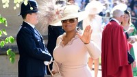 Siapa sangka sebelum menjadi kaya dan setenar sekarang, Oprah Winfrey pernah mengalami kesusahan hingga hidup seperti gelandangan. Ia pun pernah diberi 100 dollar oleh Aretha Franklin untuk menginap di hotel. Ian West/Pool via REUTERS