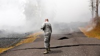 Kolonel Charles Anthony dari Hawaii National Guard melakukan infeksi terhadap kerusakan yang terjadi akibat letusan Gunung Kilauea. REUTERS/Terray Sylvester.