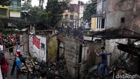 Bangunan rumah makan Padang ini ludes dilalap api. Sejumlah bangunan di sekitarnya juga ikut dilalap si jago merah, termasuk sebuah ruko 4 lantai dan bengkel.