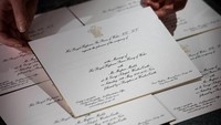 Pada undangan pernikahannya Pangeran Harry dan Meghan Markle memilih menggunakan awalan Ms. pada nama Meghan Markle. Hal ini berbeda dengan kebiasaan Kerajaan Inggris yang menggunakan awalan Miss di depan nama mempelai wanita untuk menunjukkan sebagai calon istri dari mempelai pria. WPA Pool/Getty Images.