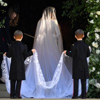 Bordiran pada tepian veil menggambarkan bunga favorit Meghan Markle, Wintersweet, yang tumbuh di depan Nottingham Cottage. Juga California Poppy, bunga yang mewakili kampung halamannya. Foto: Reuters