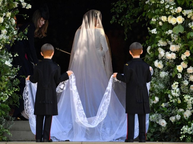 Bordiran pada tepian veil menggambarkan bunga favorit Meghan Markle, Wintersweet, yang tumbuh di depan Nottingham Cottage. Juga California Poppy, bunga yang mewakili kampung halamannya. Foto: Reuters