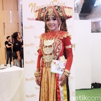 Meyche tampil memakai baju adat Lampung, tanah kelahirannya. Ia menampilkan tarian buatannya sendiri bertajuk Mirul Tuano Anow. Mahasiswo Pendidikan Seni Tari Universitas Lampung ini sudah menyukai seni tari sejak kecil. Foto: Silmia Putri/Wolipop