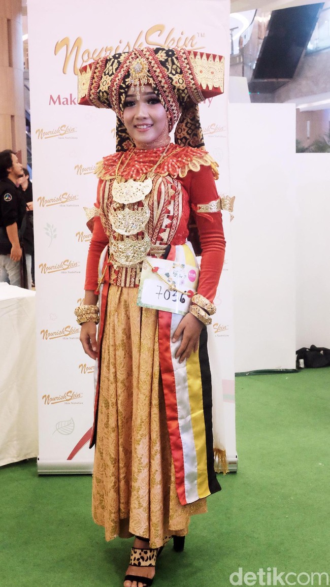 Meyche tampil memakai baju adat Lampung, tanah kelahirannya. Ia menampilkan tarian buatannya sendiri bertajuk Mirul Tuano Anow. Mahasiswo Pendidikan Seni Tari Universitas Lampung ini sudah menyukai seni tari sejak kecil. Foto: Silmia Putri/Wolipop