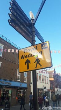 Papan penunjuk arah menuju lokasi Royal Wedding.