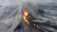 Lava yang mulai membeku. KRIS BURMEISTER/via REUTERS.