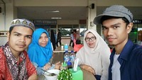 9. Serunya, kebersamaan Muzammil berserta ibunda dan saudaranya. Ia pun menulis, Find the harmony in family!. Foto: Instagram @muzammilhb