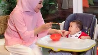 Kalau si baby ini adalah Dzaka, putra kedua Soraya. Di rumahnya, Soraya asyik menyuapi Dzaka makan siang. Makan yang banyak ya supaya cepat besar. Foto: instagram @sorayalarasat1