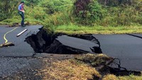 Seorang geolog memperhatian retakan jalan akibat letusan gunung Kilauea. United States Geological Survey (USGS)/Handout via REUTERS.
