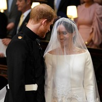 Pangeran Harry dan Meghan Markle resmi menjadi pasangan suami-istri pada 19 Mei 2018. Pernikahan berlangsung di Kapel St. George di Kastil Windsor dan bertaburan bintang, mulai dari Oprah Winfrey, Victoria Beckham dan Priyanka Chopra. Rangkaian acara pernikahan Duke dan Duchess of Sussex itu diperkirakan menelan biaya 32 juta poundsterling  atau sekitar Rp 600 miliar. (Foto: NEIL HALL/Pool via REUTERS)