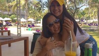 So sweet! Kekasih Giorgino Abraham ini sepertinya sangat menyayangi sang bunda. Ia tampak senang memeluk ibunya saat sedang makan siang bersama. Foto: Instagram @_irishbella_