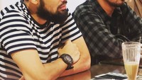 Sama-sama berdarah Aceh, ini pose Hanan bersama Teuku Wisnu saat menikmati minuman bersama. Wajahnya pada serius ya? Foto: Instagram hanan_attaki