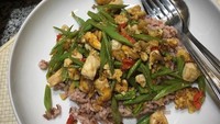 Sepiring nasi merah dengan tumis buncis dan telur jadi pilihan menu sahur @yunietan23. Ia bahkan mengatakan untuk memasaknya hanya perlu waktu 10 menit saja. Foto: Instagram