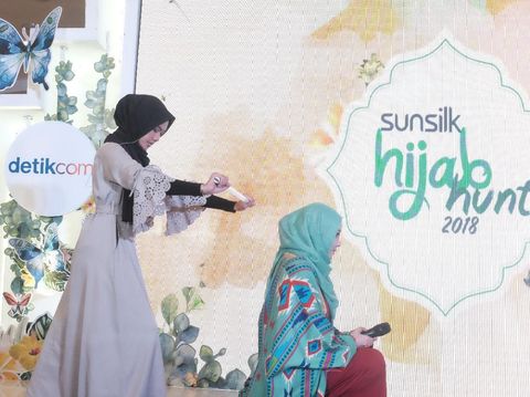 Deg-degan! Hijabers Ini Pecahkan Lampu Neon di Kepala Terry Putri