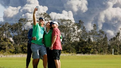 Foto: Selfie Ekstrem Berlatar Asap Tebal Erupsi Gunung Kilauea