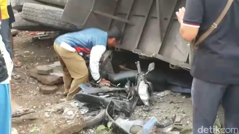 Kecelakaan maut di Brebes. Foto: Imam Suripto/detikcom Kecelakaan maut di Brebes. Foto: Imam Suripto/detikcom
