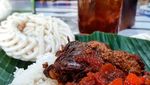 Pose Manis Wanda Hamidah, Saat Mencicipi Gudeg dan Ngeteh Bareng Teman