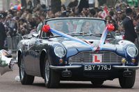 Pangeran William mengendarai Aston Martin.