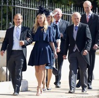 Untuk alas kaki, ia memilih sandal heels beraksen dengan detail polkadot. Turut mencuri atensi, topi berwarna hitam yang dihiasi bulu-buluan. Foto: Chris Jackson/Getty Images