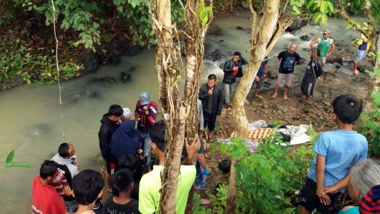 Jasad Pria Sukabumi Menggantung di Pohon Jasad Pria Sukabumi Menggantung di Pohon