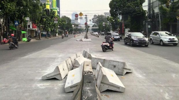 Separator beton terbengkalai di ruas Mampang Prapatan 7-Mampang Prapatan 8 