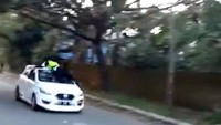 Kala itu seorang polantas Polres Gowa hendak menghentikan seorang pelanggar lalu lintas. Nahas, polantas tersebut malah ditabrak hingga naik ke atap mobil.  (Foto: Dok. Screenshot video yang beredar)