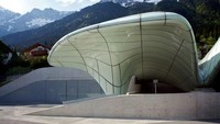Stasiun Kereta Api Nordpark, Australia ini terdiri dari empat stasiun yang mengarah ke rantai gunung utara Innsbruck. Dirancang oleh arsitek Zaha Hadid, yang berbentuk gelombang air yang dipengaruhi oleh gerakan glasial. Istimewa/Popularmechanics.