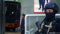 Pemindahan napi teroris itu dengan pengawalan Densus 88.