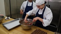 Cokelat truffle jadi salah satu menu makanan penutup favorit keluarga kerajaan, yang disajikan oleh chef pastry kerajaan, Selwyn Stoby. Foto: Royal UK