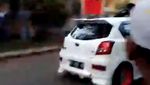 Foto: Momen Polantas Bergelantungan di Atap Mobil Oknum TNI